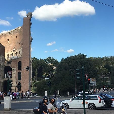 Delightful Apartment 100 Meters From The Colosseum المظهر الخارجي الصورة